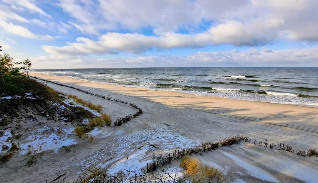 Spokojne wybrzeże Bałtyku – morze i piasek o świcie, Krynica Morska